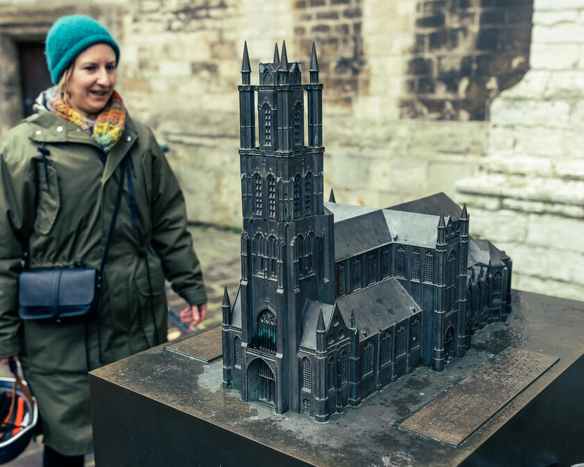 Maaike Blancke explica la Catedral de San Bavón utilizando el modelo