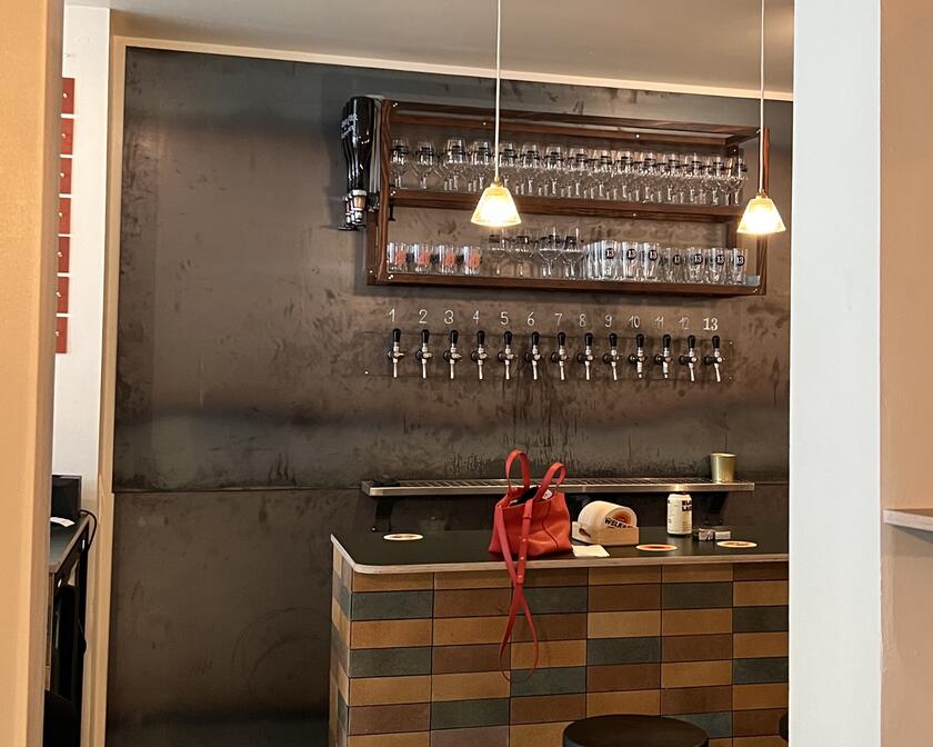 Le bar avec les verres à bière et les robinets