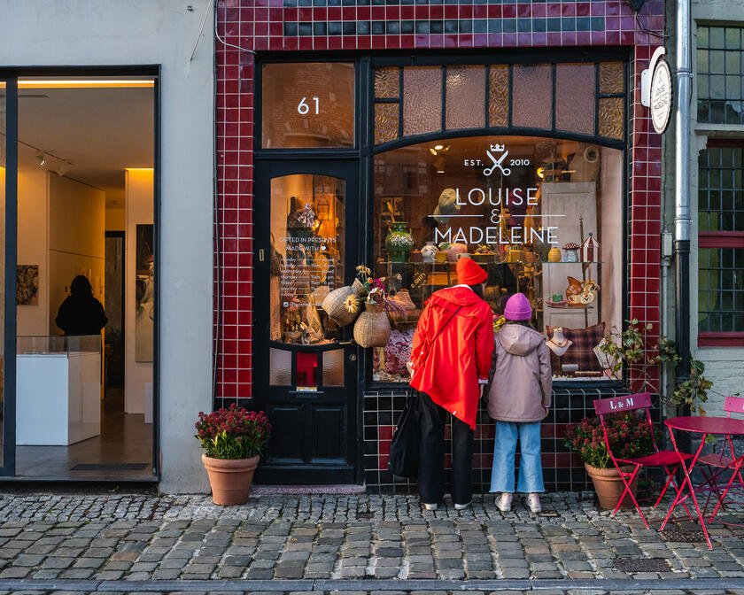 Moeder en dochter kijken door etalage van accessoireshop Louise en Madeleine op de Kraanlei in Gent