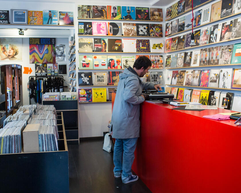 Persoon aan het kijken naar vinyl