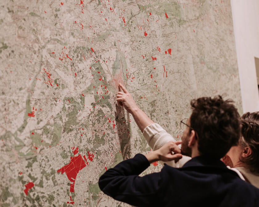 Museumbezoekers bekijken plattegrond van de stad