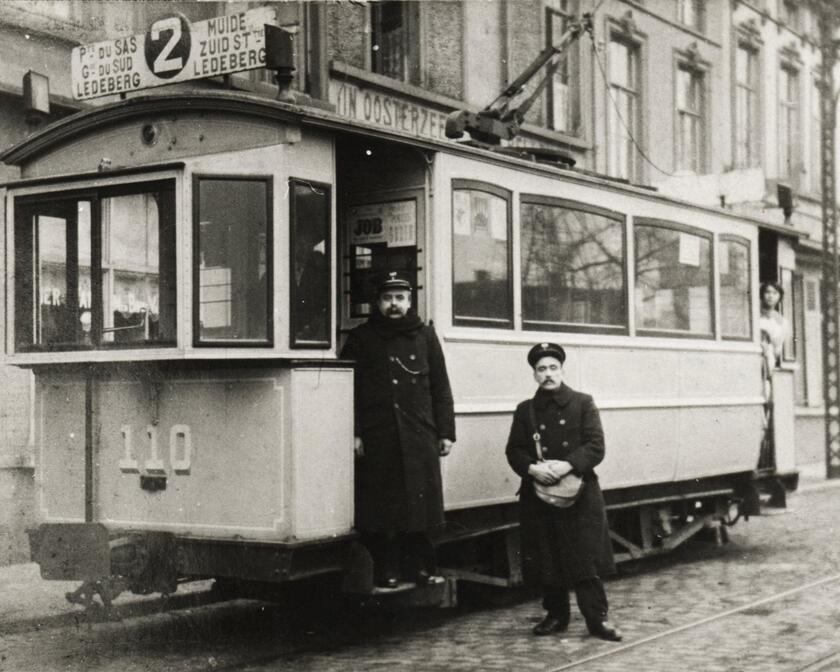 Een geleider en ontvanger poseren voor hun tweeasser op lijn 2 (Muide, Zuid, Ledeberg), 1913. Fotograaf onbekend.