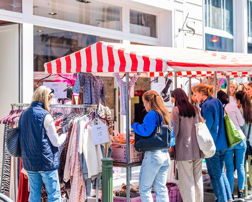 ©Puur Gent Shoppers zoeken leuke spullen uit tijdens Braderie Publique in Gent