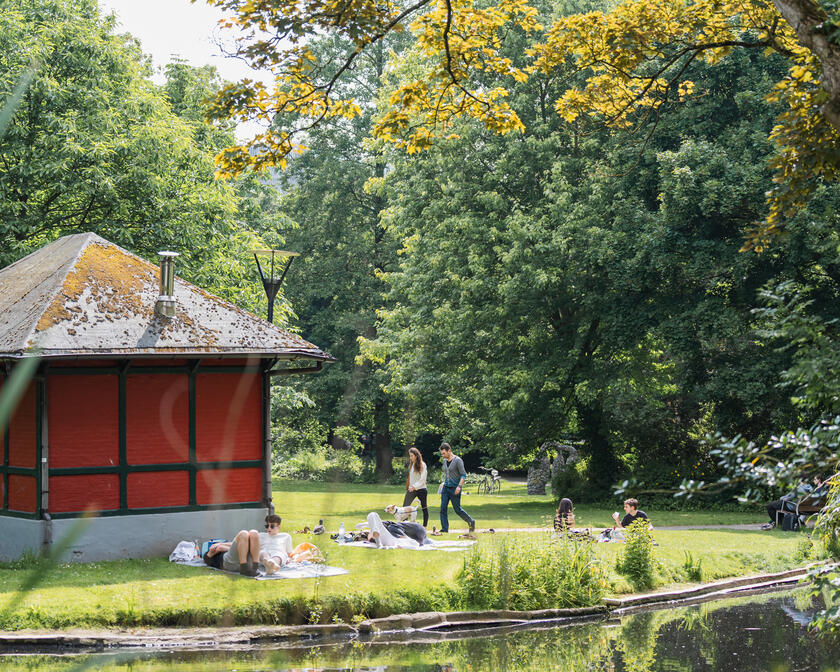 ©Stad Gent - Dienst Toerisme Personnes sur l'herbe dans le parc Muink