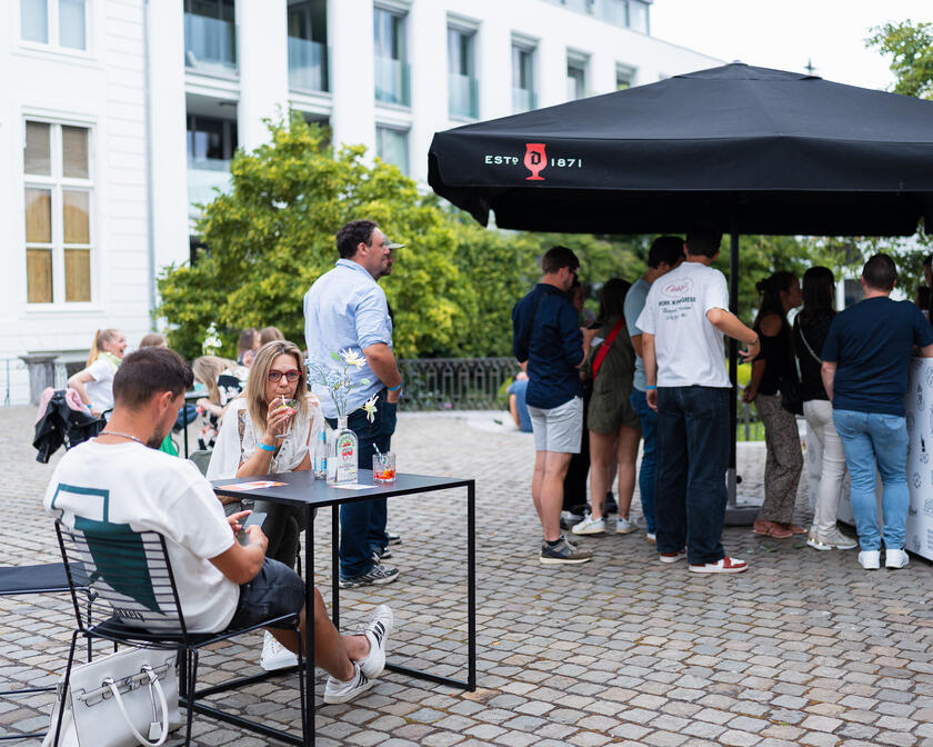 Mensen op het terras van een zomerbar