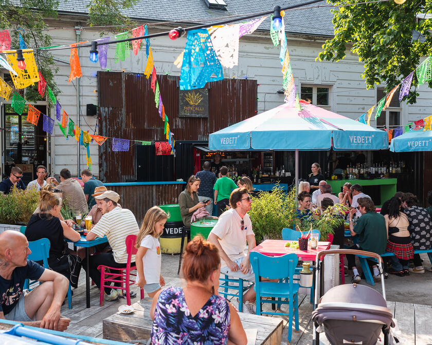 Mensen op het terras van een zomerbar