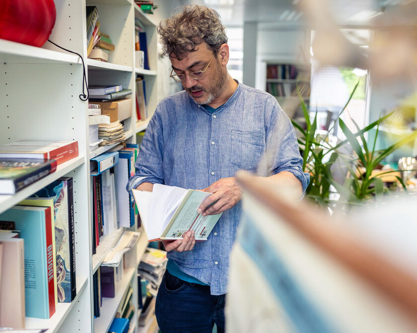 ©Stad Gent - Dienst Toerisme Professor Jan Dumolyn doorbladert een boek in de gebouwen van Universiteit Gent