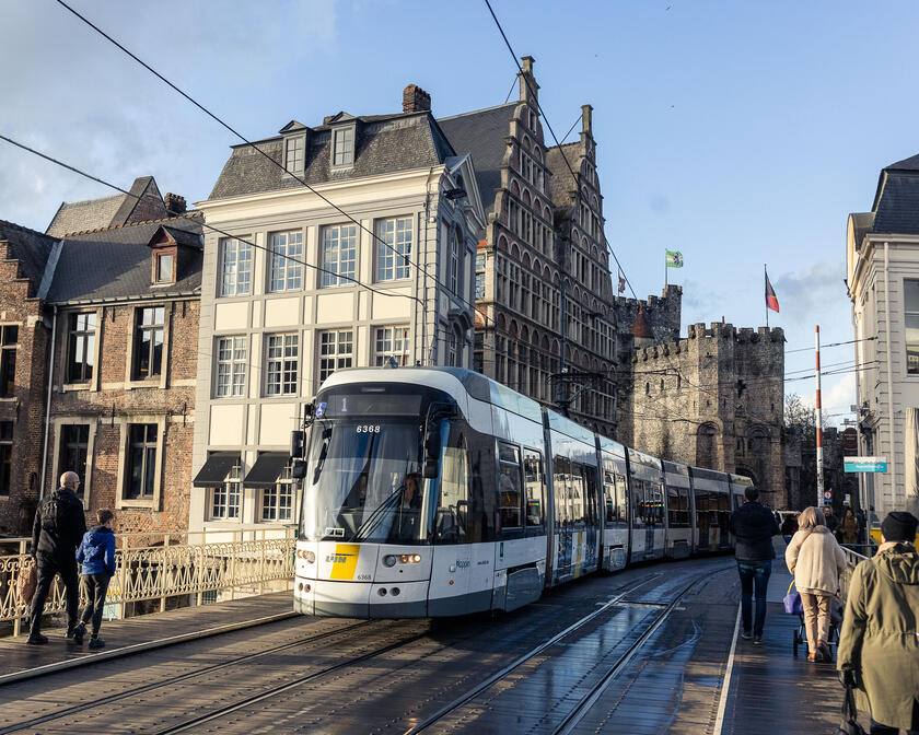 Rijdende tram in het centrum van Gent