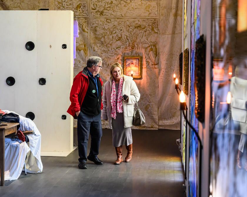 Ehepaar besucht ein Museum