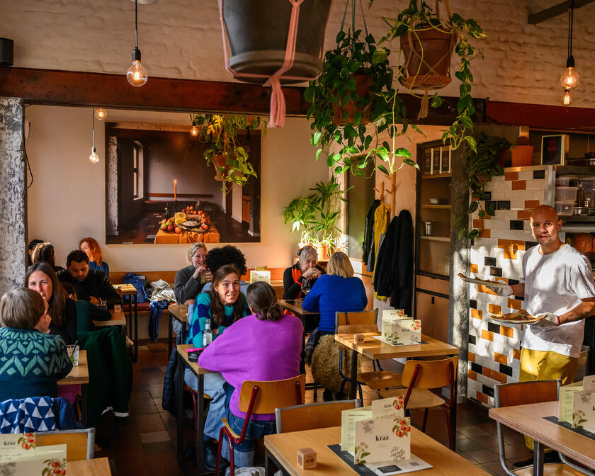 ©VisitGent Restaurant in Gent waar verschillende gasten aan een tafeltje zitten te eten