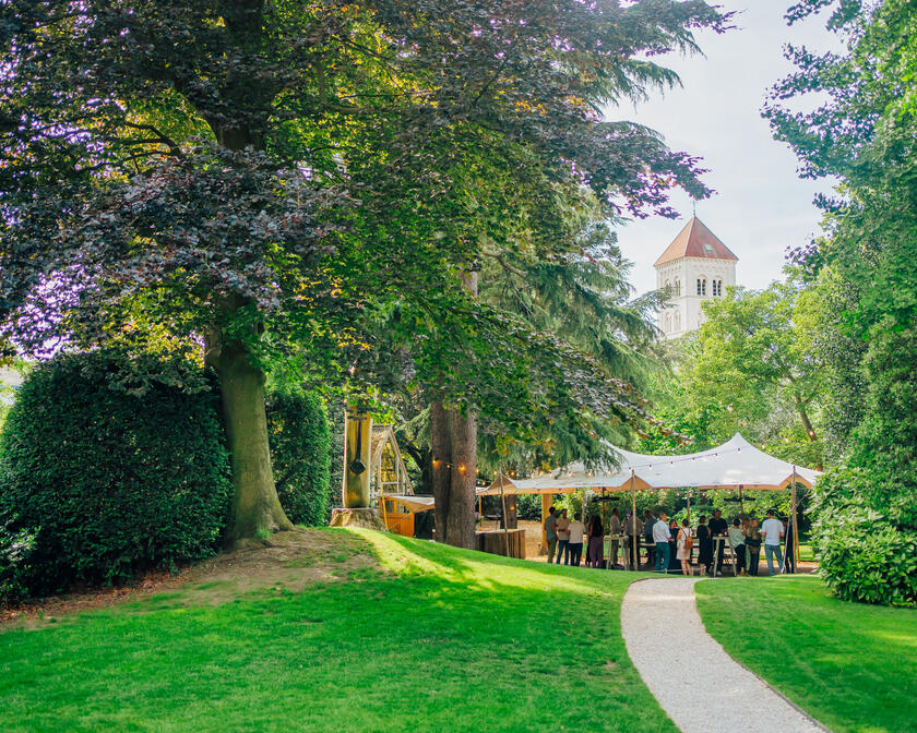 Jardin de fête ensoleillé