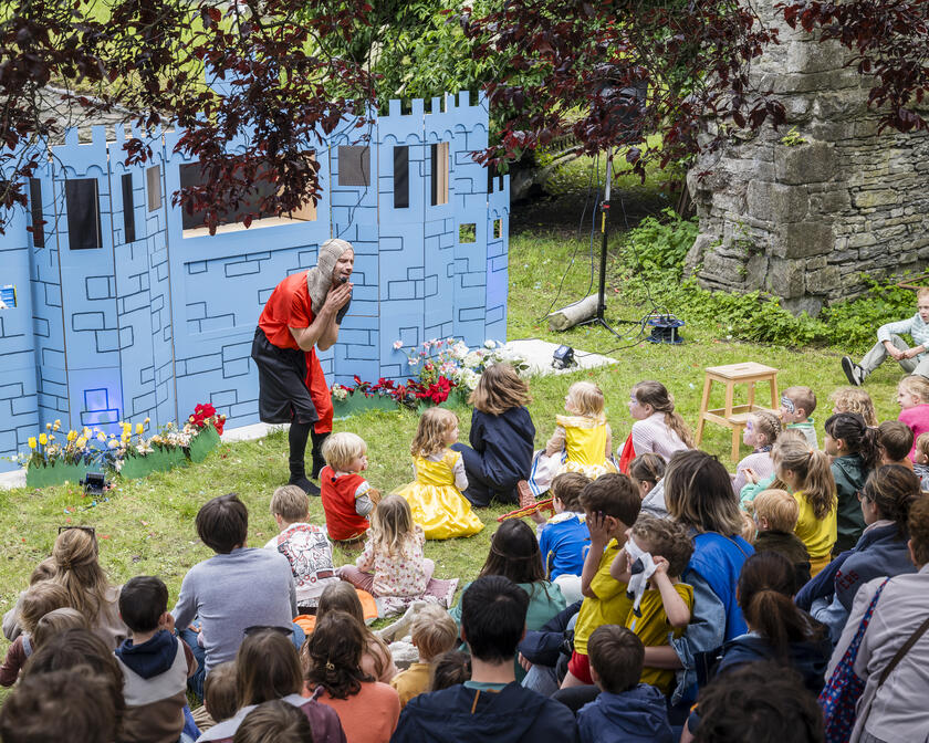 Kinderen aan het kijken naar een voorstelling in het Gravensteen