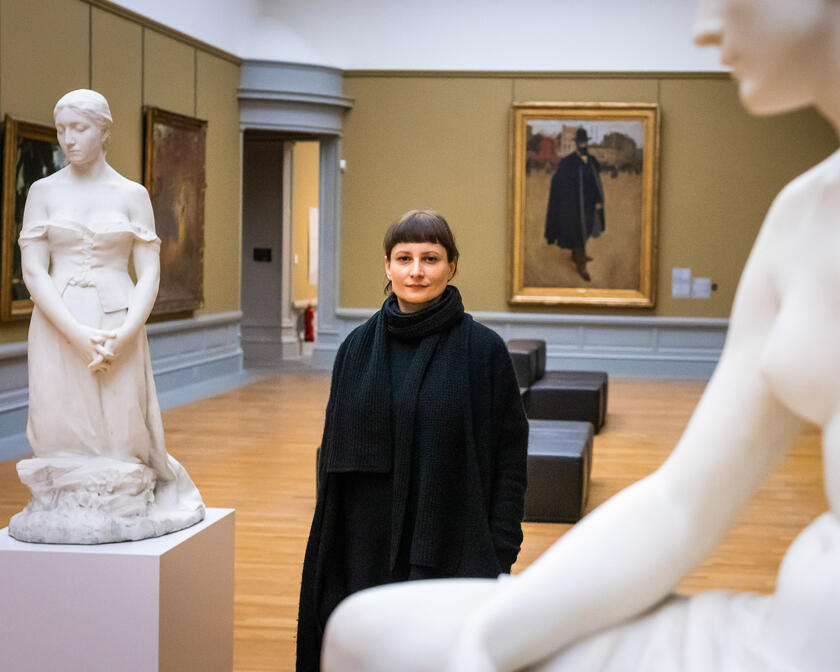 ©VisitGent Kathleen Froyen in een zaal van haar werkplek, het Gentse Museum voor Schone Kunsten