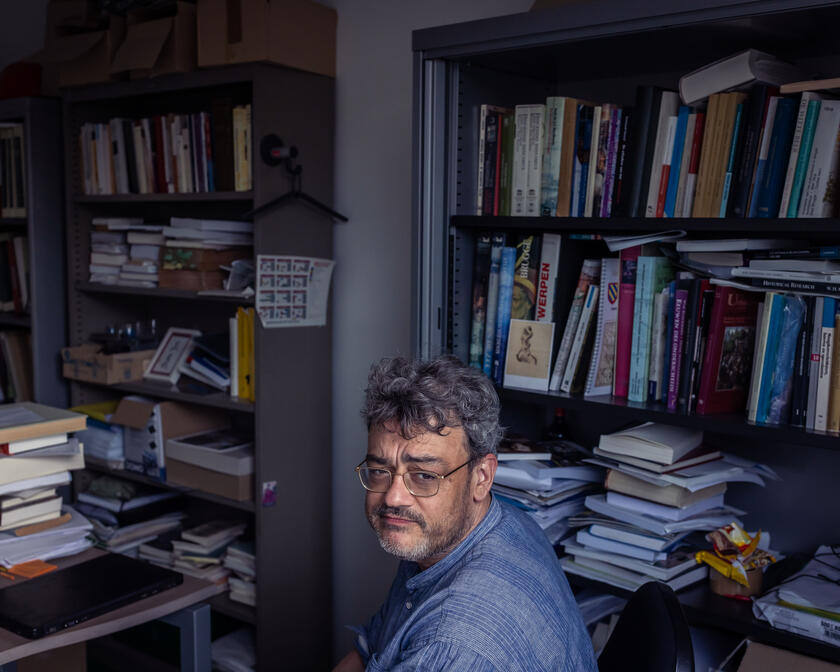 ©Stad Gent - Dienst Toerisme Professor Jan Dumolyn tussen de boeken in zijn kantoor in Universiteit Gent