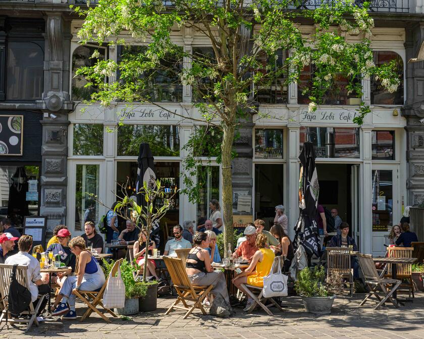 ©Stad Gent - Dienst Toerisme Mensen op een zonnig terras