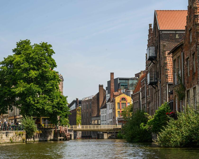 Zicht op de Leie vanop de Vleesbrug in Gent op een zonnige dag.