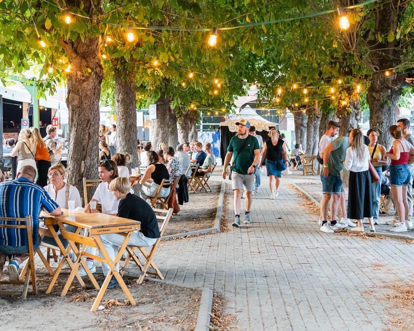 Mensen aan een tafeltje tijdens de Gentse Feesten