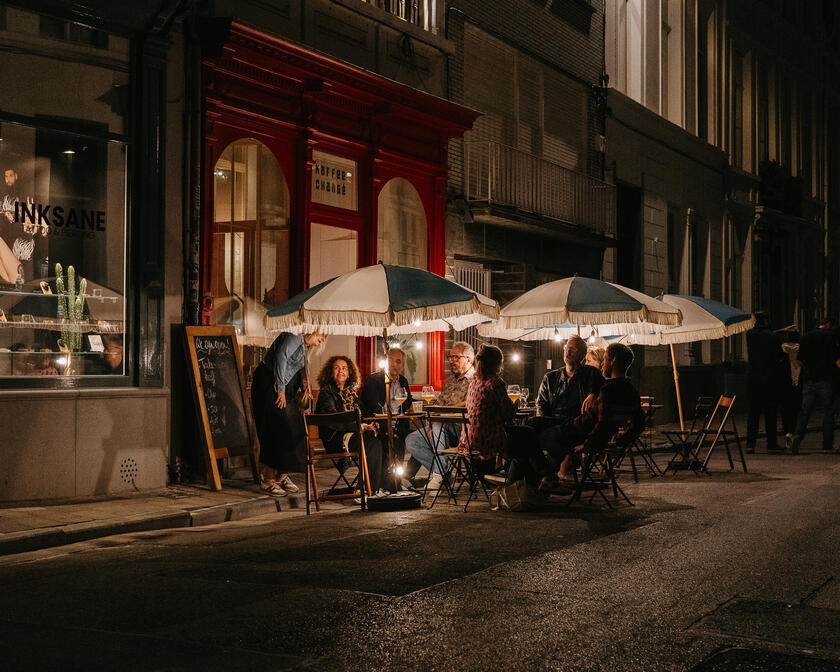 Mensen op een terras in de avond