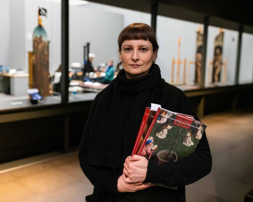 Restaurateur Kathleen Froyen voor het atelier in het MSK in Gent