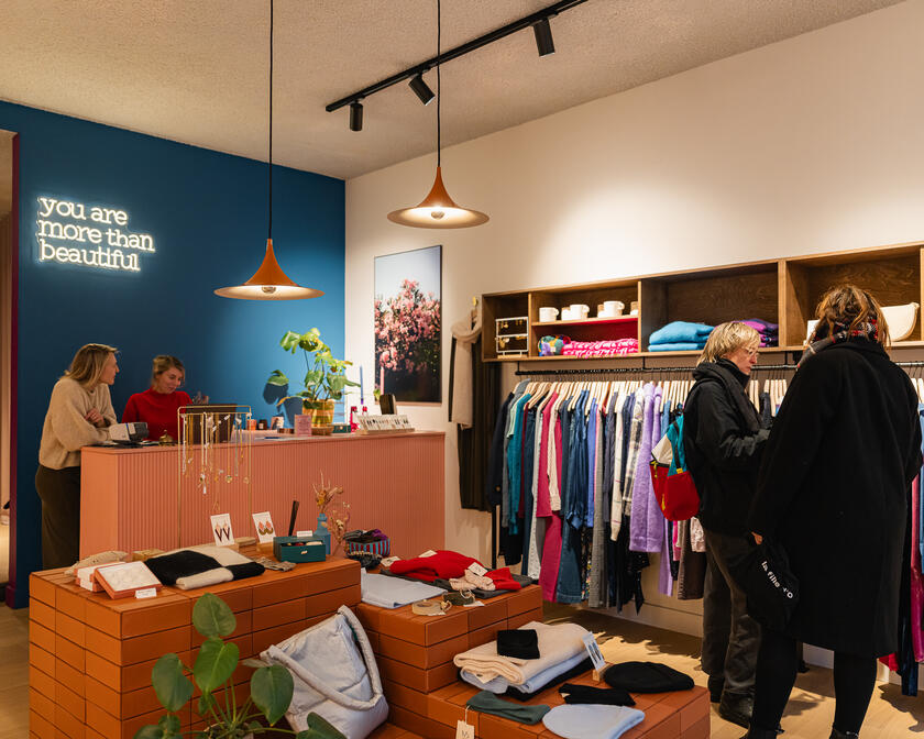 Dames aan het winkelen in een shop in Gent.