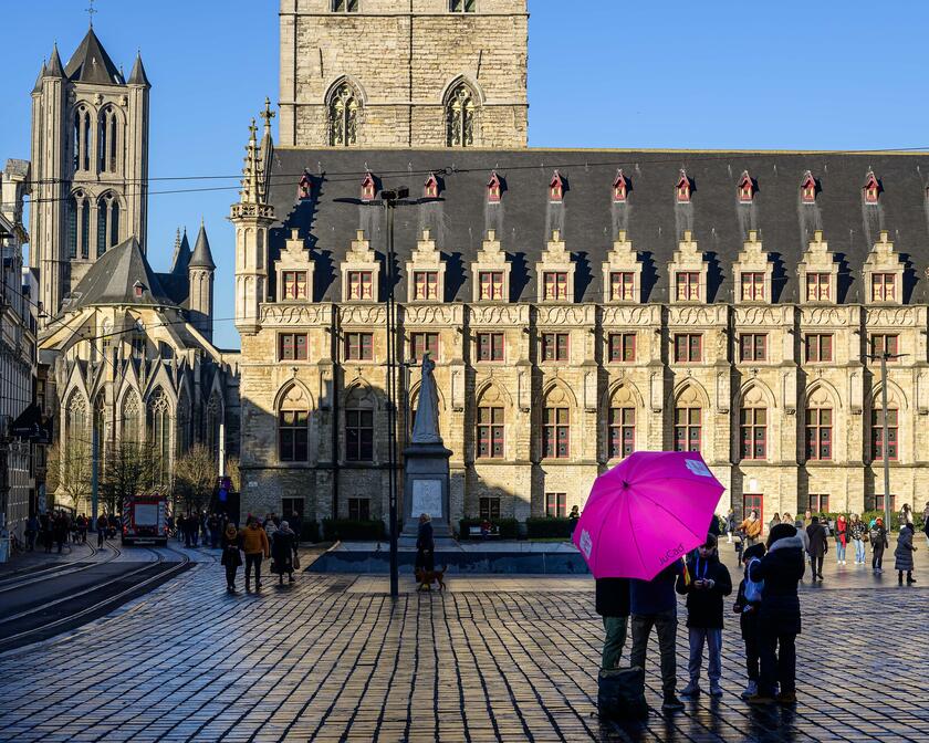 Persoon met een paarse paraplu op het Sint-Baafsplein