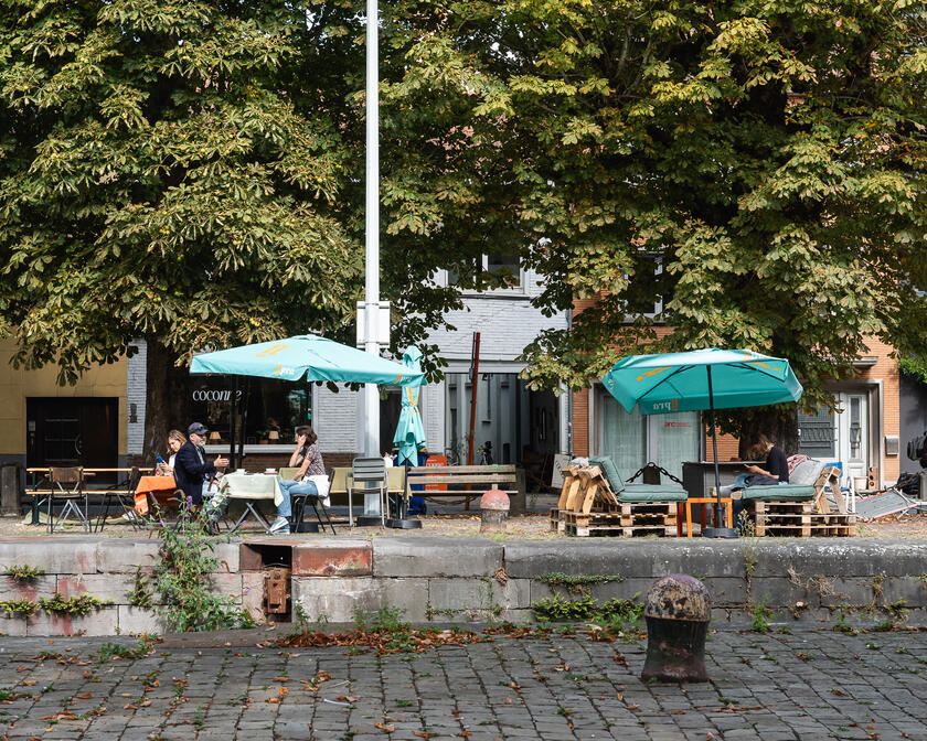 Mensen op een terras aan het water