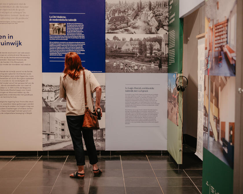 Frau besucht die Ausstellung