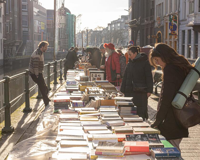 Mensen op de boekenmarkt tijdens de winter