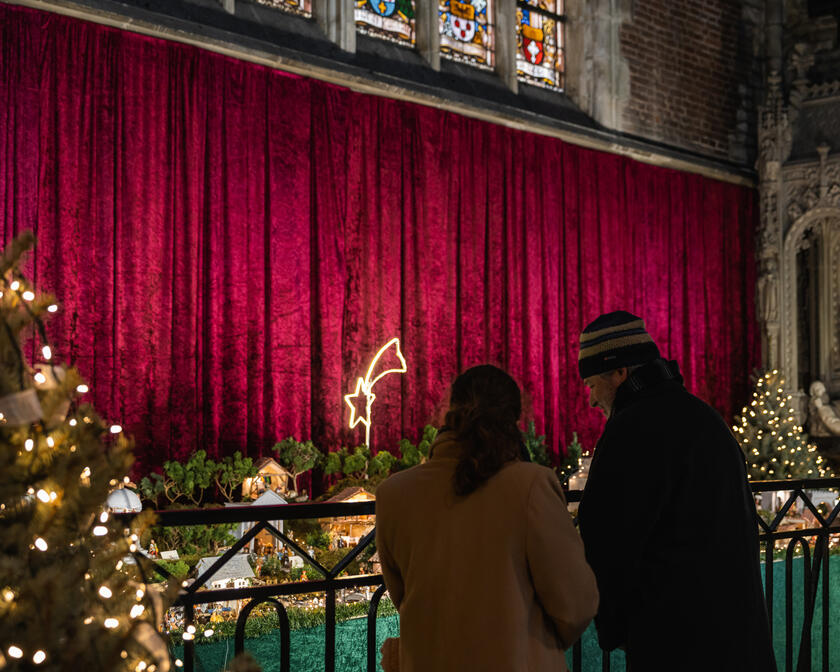 Mensen aan het kijken naar het kerstdiorama  in de Sint-Baafskathedraal