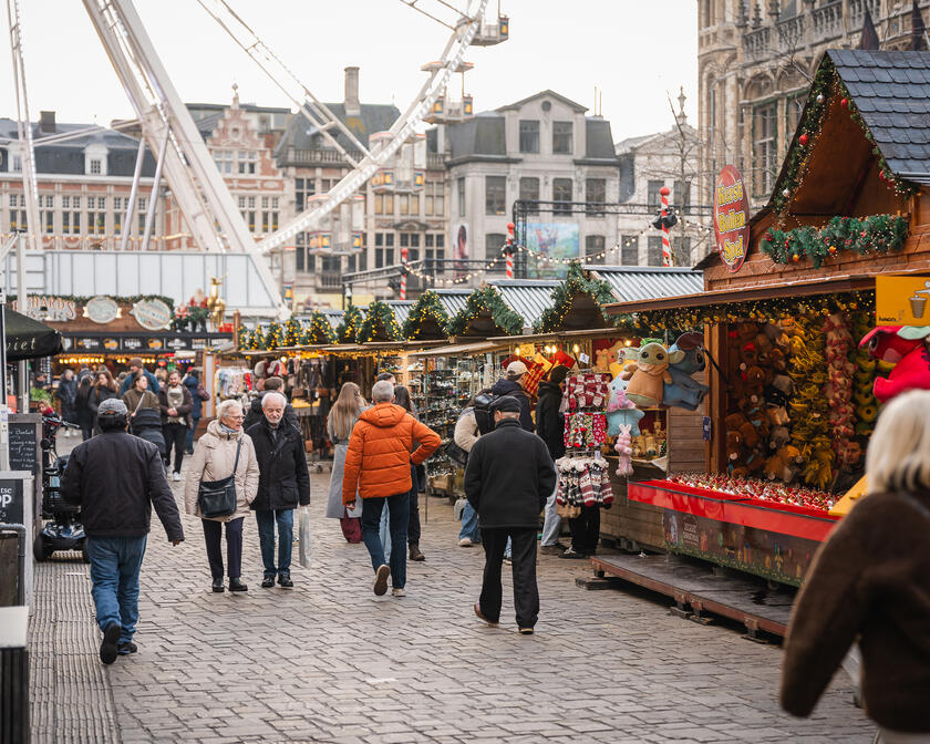 Mensen aan het wandelen op de kerstmarkt in Gent