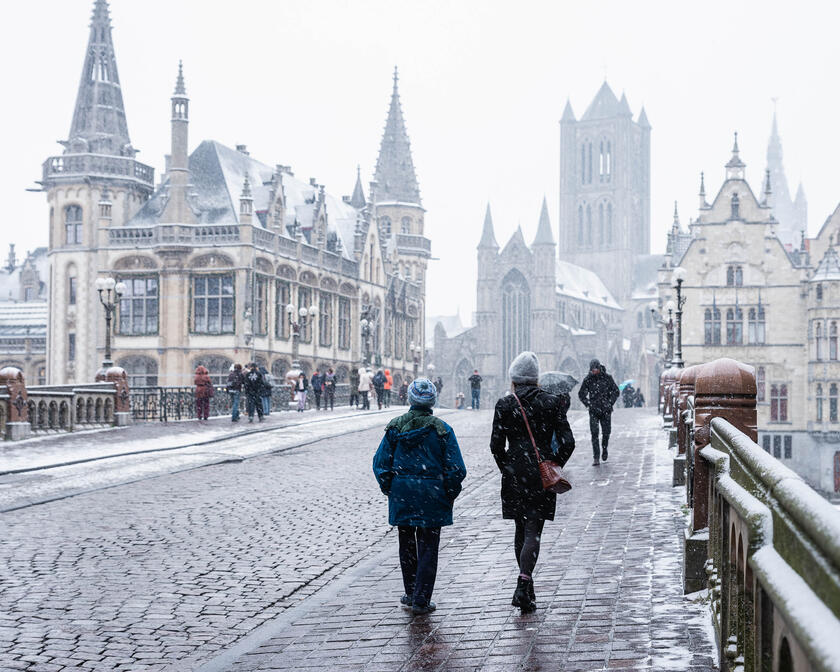 Mensen aan het wandelen in de sneeuw