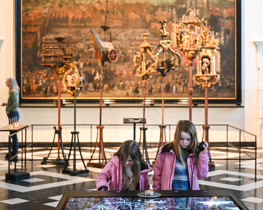 Twee kinderen op bezoek in het STAM museum