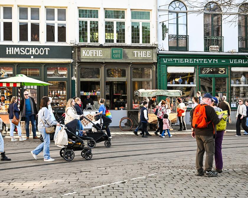 Mensen op wandel op de Groentenmarkt in Gent