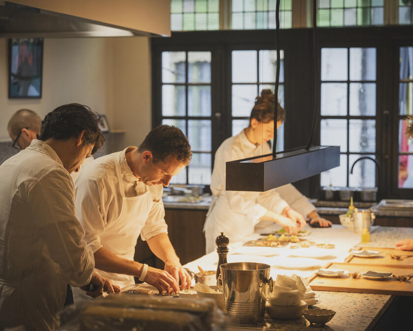 Chef dresseert de borden bij OAK Gent