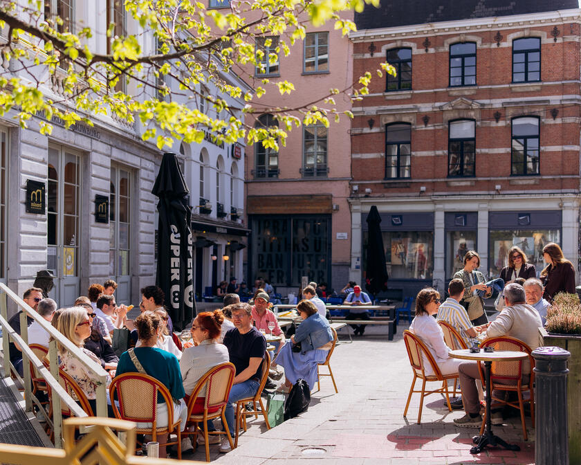 Mensen op een zonnig terras