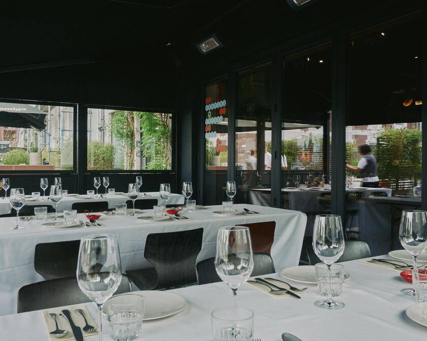 binnenzicht van restaurant Amigo met gedekte tafels