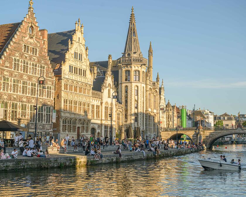 Bootjes in het water aan de Graslei in Gent