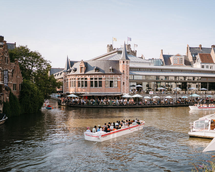 Mensen op een bootje aan de Oude Vismijn