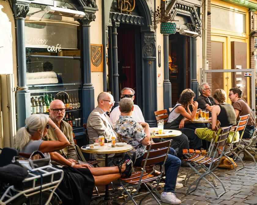 Mensen op een zonnig terras