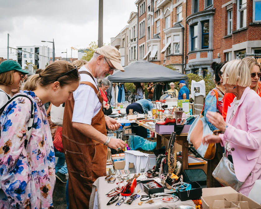 Mensen op de rommelmarkt in het Miljoenenkwartier