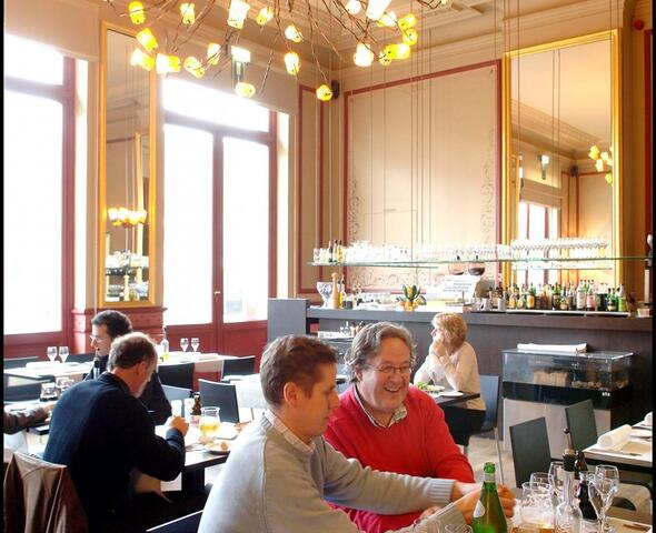 Binnenzicht van restaurant Ha' met tafels voor 2, 4 of meer, stoelen van Vitra, zoals in de Kathedraal.