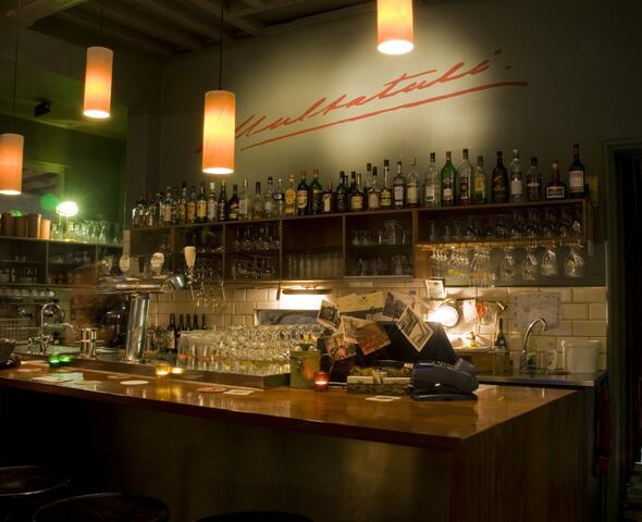 Toog met veel glazen en flessen.