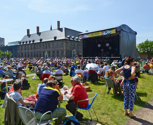 Publiek luistert naar muziek op de Bijlokesite