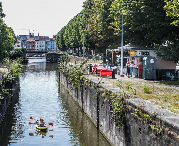Mensen aan het kajaken in de rivier en zomberbar KIOSKO