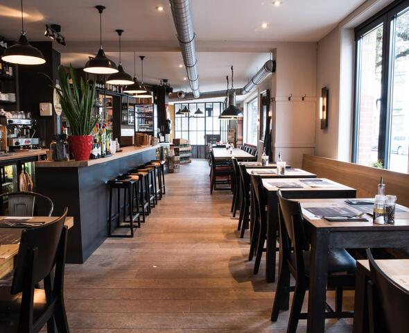 Interieur van Jilles Beer & Burgers met lange bar en tafels en stoelen