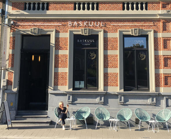 Gevel Baskuul vanop straat gezien