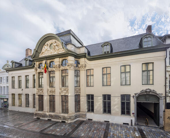 Zicht op de voorgevel van stadspaleis d'Hane-Steenhuyse.