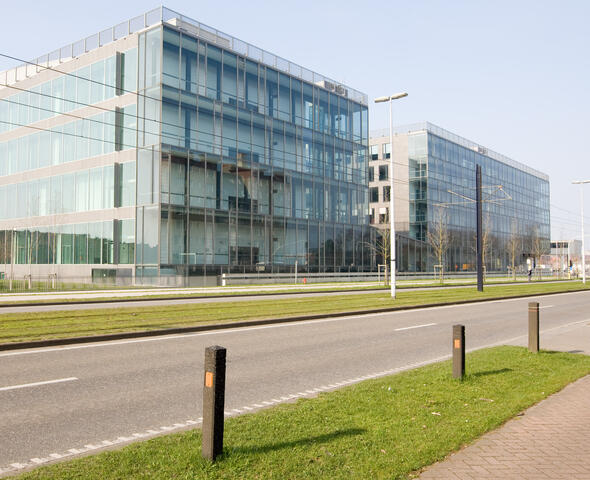 Gerechtsgebouw en rijbaan zonder wagens.