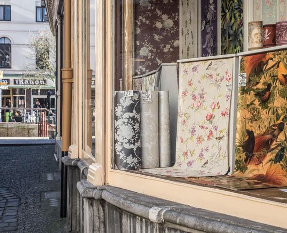 Retro behangpapier in de etalage van de behangpapierwinkel 'Priem'.