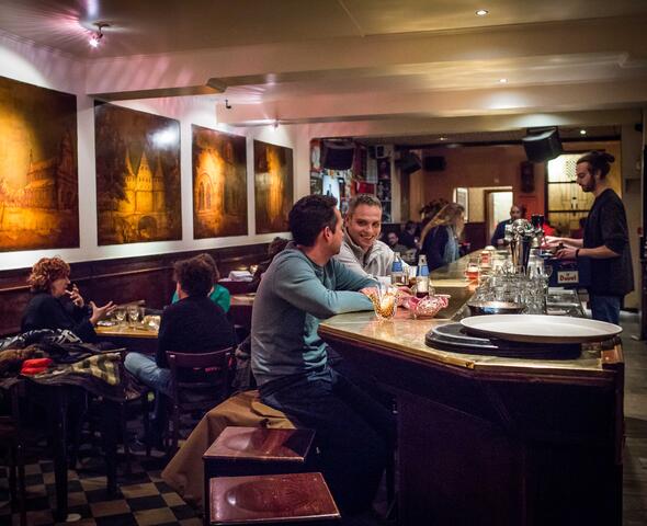 Binnenzicht en toog van Jazz-café Het Damberd.